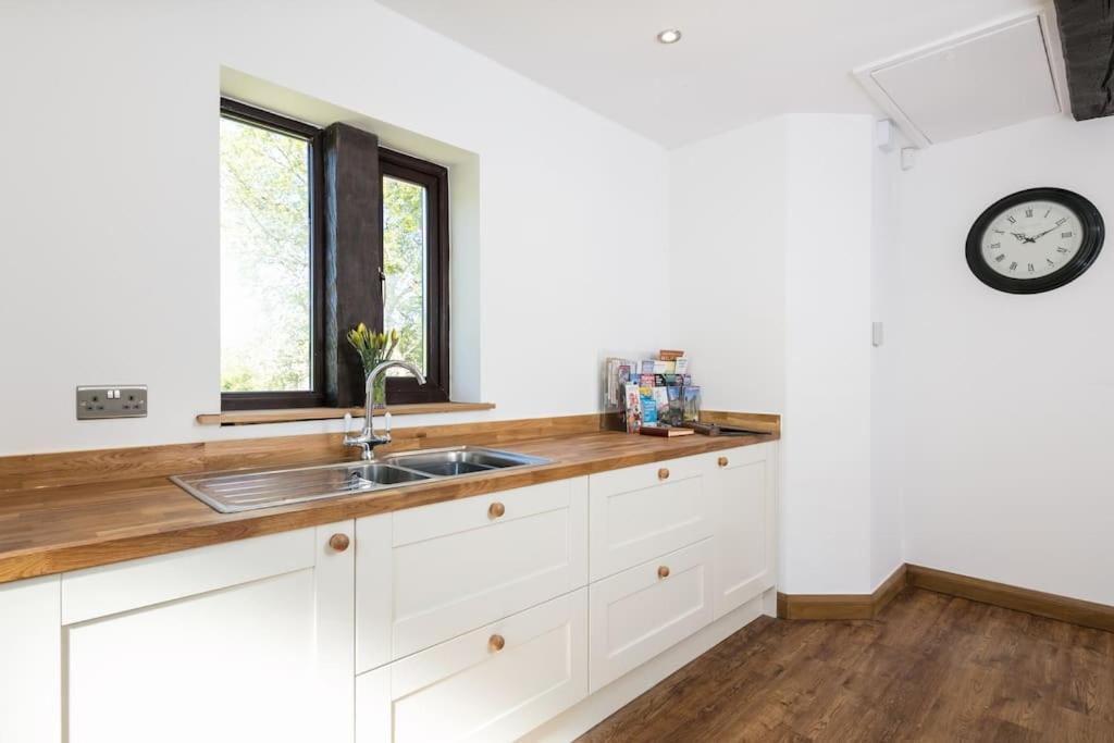 New Barn Conversion With Private Hot Tub Apartment Halifax