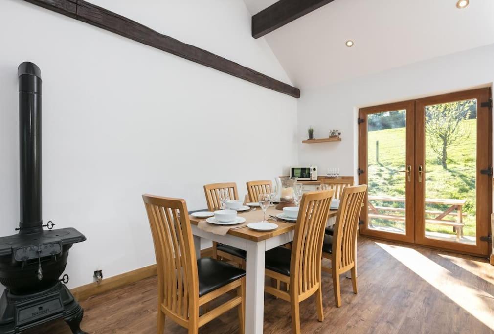 New Barn Conversion With Private Hot Tub * Halifax