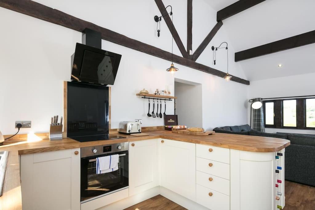 New Barn Conversion With Private Hot Tub