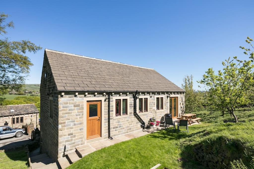 New Barn Conversion With Private Hot Tub Apartment Halifax