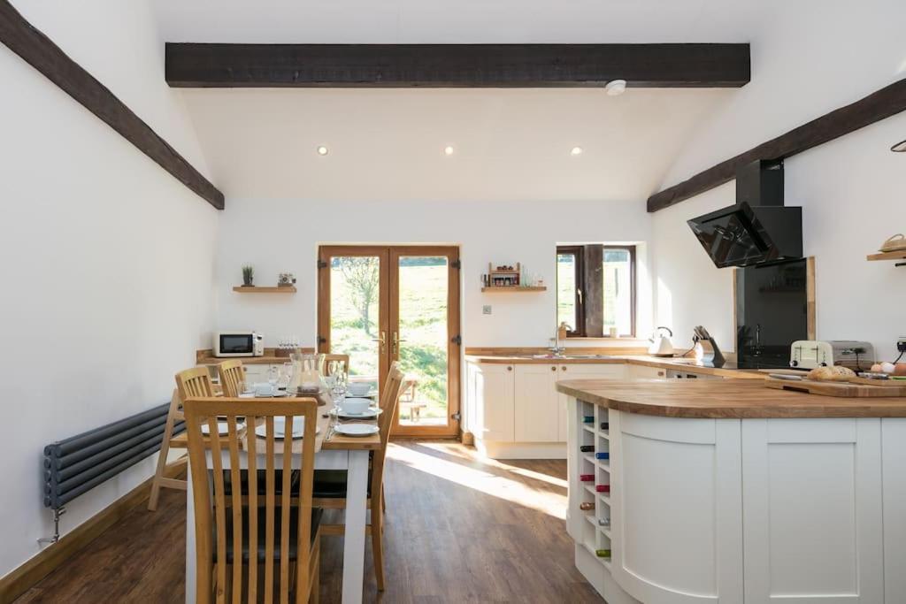 New Barn Conversion With Private Hot Tub