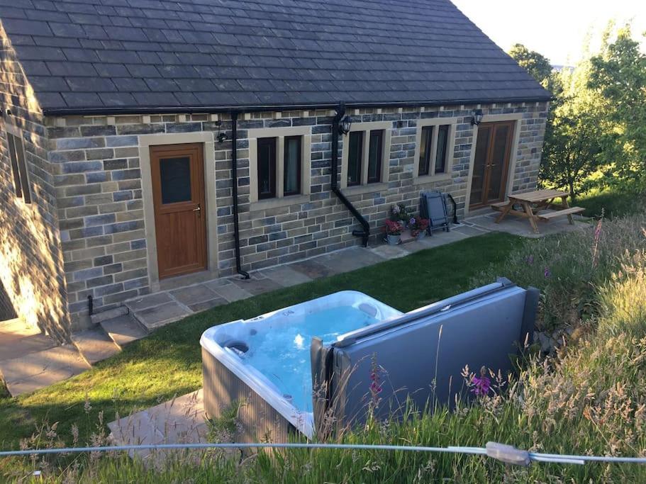 New Barn Conversion With Private Hot Tub