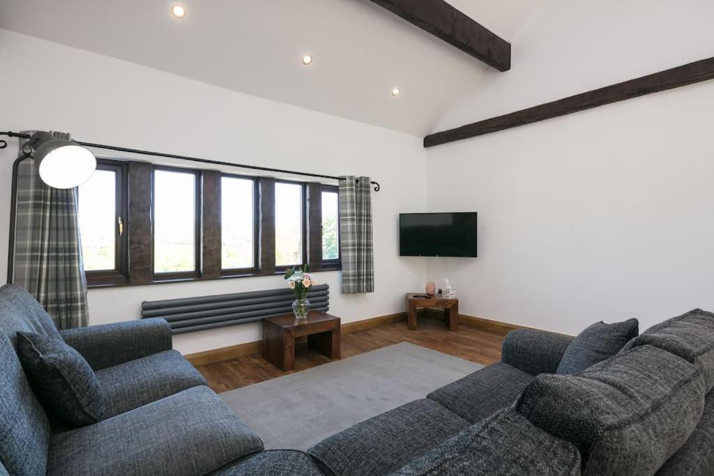 New Barn Conversion With Private Hot Tub *