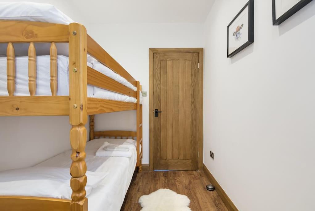 New Barn Conversion With Private Hot Tub *