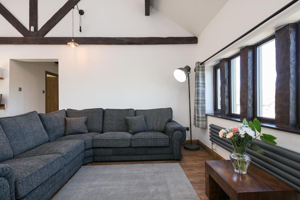 New Barn Conversion With Private Hot Tub * Halifax